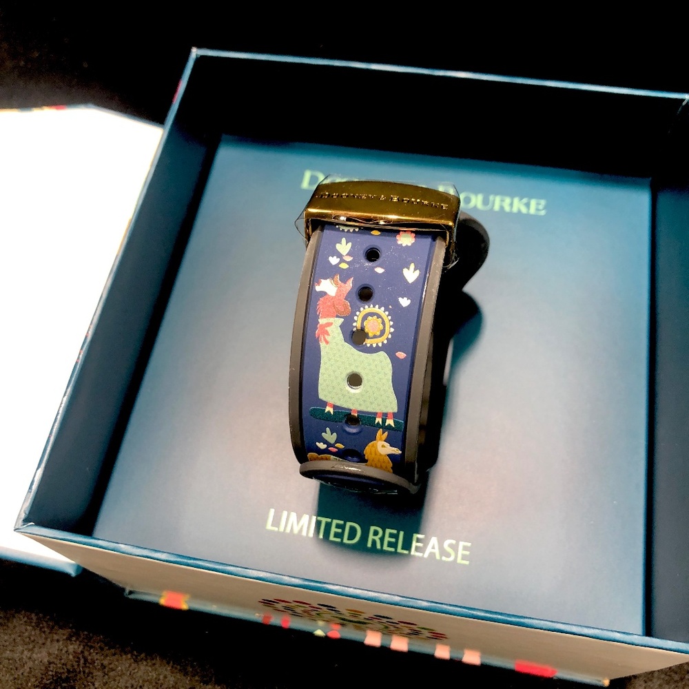 2022 Disney Parks Dooney & Bourke Emperor’s New Groove Kuzco Magic Band - NEW - Picture 1 of 9